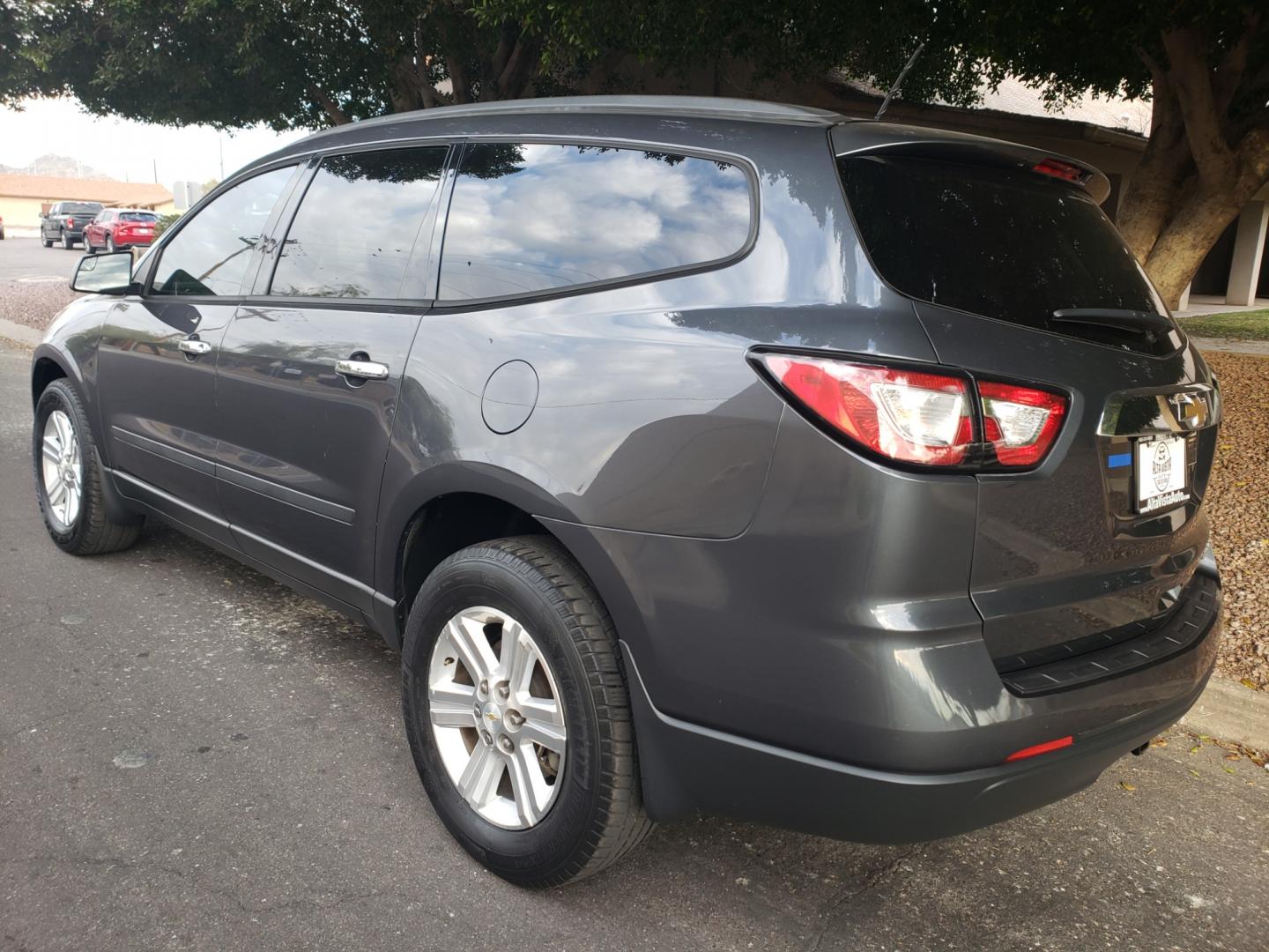 2014 /gray and lite gray Chevrolet Traverse ls (1GNKRFED7EJ) with an 3.6L V6 DOHC 24V engine, 4-Speed Automatic transmission, located at 323 E Dunlap Ave., Phoenix, AZ, 85020, (602) 331-9000, 33.567677, -112.069000 - 2014 Chevrolet Traverse LS,.......EXCELLENT condition,.... Ice Cold A/C, Gray and lite gray interior with lite gray cloth seats in near perfect condition, 3RD row seating, Rear AC, New brakes, Tune up, Touch screen Stereo/CD Player, Bluetooth, Phone sync, Backuup camera, Satellite, This suv is gorge - Photo#5